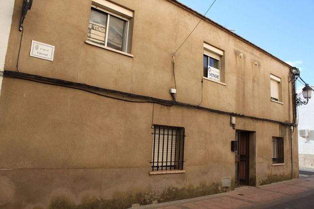 Foto 2 de Casa en venda a calle La Libertad de 9 habitacions amb jardí