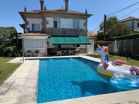 Foto 1 de Chalet en venta en Coruxo - Oia - Saiáns de 5 habitaciones con terraza y piscina