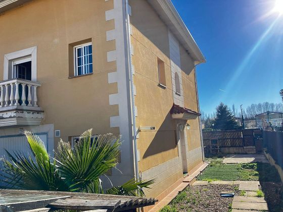 Foto 2 de Casa en venta en Grijota de 3 habitaciones con terraza y piscina