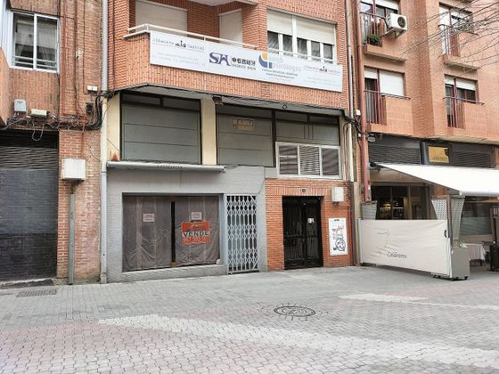 Foto 2 de Local en venda a calle Caldereros de 157 m²