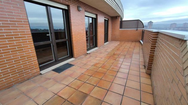 Foto 1 de Ático en venta en Lakua - Arriaga de 2 habitaciones con terraza y garaje