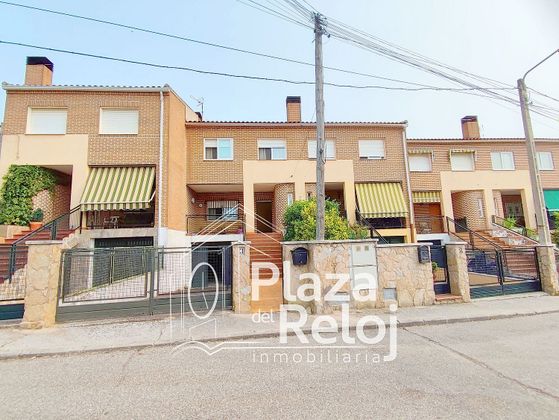 Foto 1 de Casa adossada en venda a calle Corza de 4 habitacions amb terrassa i jardí