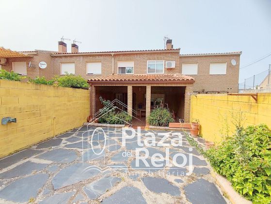Foto 2 de Casa adossada en venda a calle Corza de 4 habitacions amb terrassa i jardí