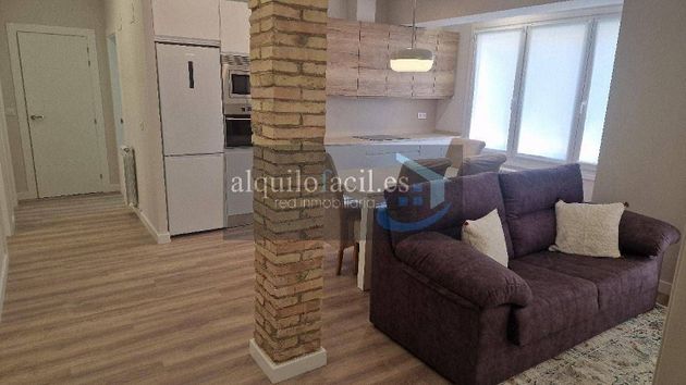 Foto 2 de Alquiler de piso en Centro - Logroño de 3 habitaciones con muebles y balcón
