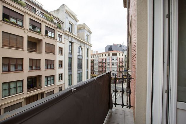Foto 2 de Venta de piso en Barrio de Abando de 3 habitaciones con balcón y calefacción