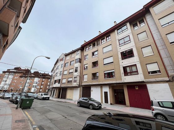 Foto 2 de Pis en venda a calle Robledo de 3 habitacions amb terrassa i balcó