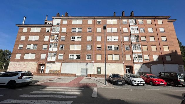 Foto 2 de Pis en venda a calle Las Ubiñas de 3 habitacions amb terrassa i calefacció