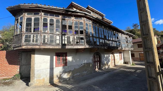 Foto 2 de Venta de casa en calle Lugar Muñon Fondero de 8 habitaciones con balcón