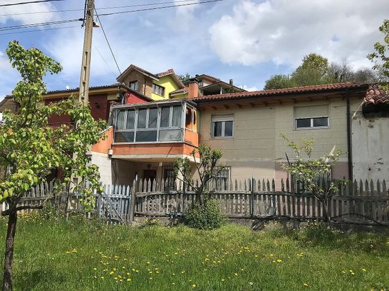 Foto 2 de Casa en venda a Lena de 4 habitacions amb terrassa i jardí