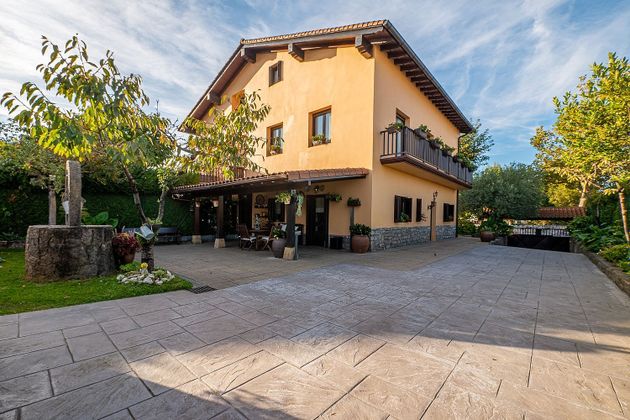 Foto 1 de Casa en venda a Pinar - Anaka - Belaskoenea de 6 habitacions amb terrassa i piscina