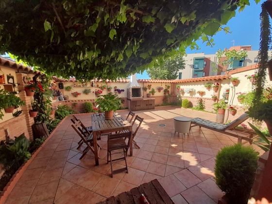 Foto 1 de Casa adossada en venda a calle De Huecas de 3 habitacions amb garatge i jardí