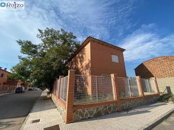 Foto 1 de Casa en venda a calle Pedro Calderon de la Barca de 3 habitacions amb garatge i jardí