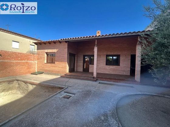 Foto 2 de Casa adossada en venda a calle Centro de 3 habitacions amb piscina i garatge