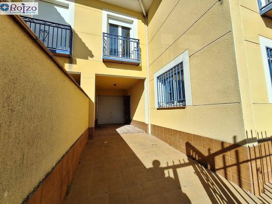Foto 1 de Casa adossada en venda a avenida Espinoso de 3 habitacions amb terrassa i garatge