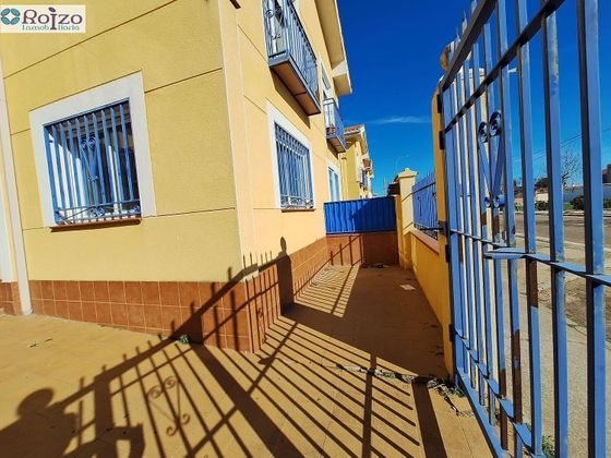 Foto 2 de Casa adossada en venda a avenida Espinoso de 3 habitacions amb terrassa i garatge
