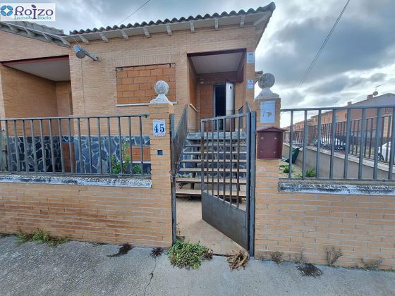 Foto 2 de Casa adossada en venda a calle Nuestra Señora de la Piedad de 3 habitacions amb garatge i jardí