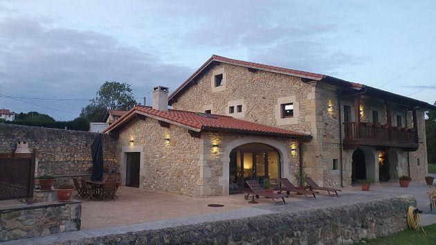 Foto 2 de Chalet en venta en Santillana del Mar de 7 habitaciones con terraza y jardín