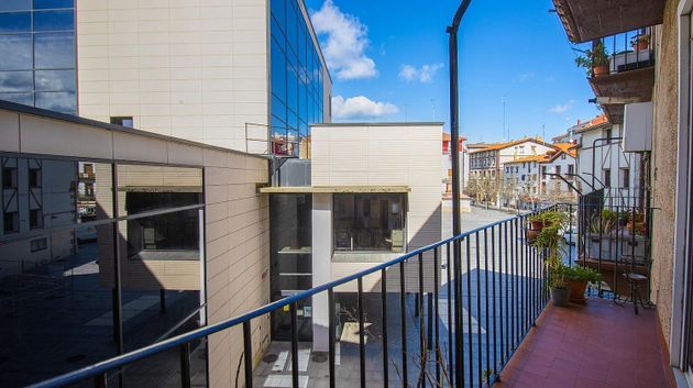 Foto 1 de Piso en venta en Lasarte-Oria de 2 habitaciones con balcón y ascensor