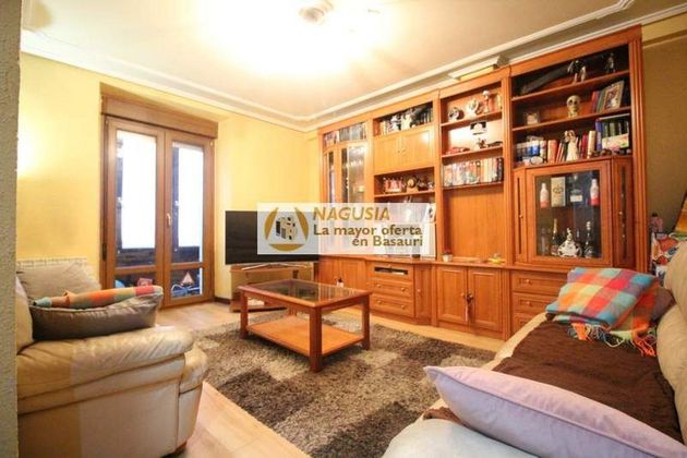 Foto 1 de Pis en venda a Basauri de 3 habitacions amb terrassa i calefacció