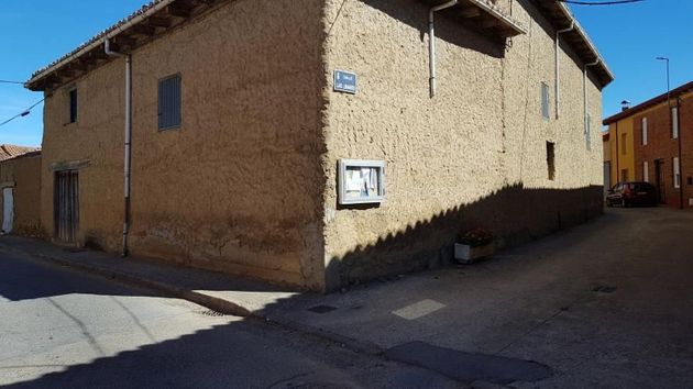 Foto 2 de Venta de casa en Villaturiel de 7 habitaciones con jardín y calefacción