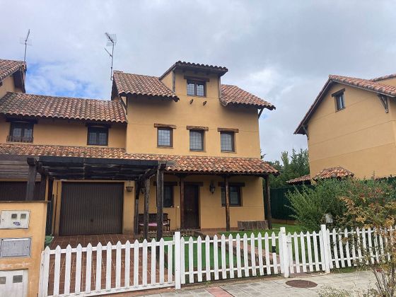Foto 2 de Chalet en venta en Valverde de la Virgen de 3 habitaciones con garaje y jardín