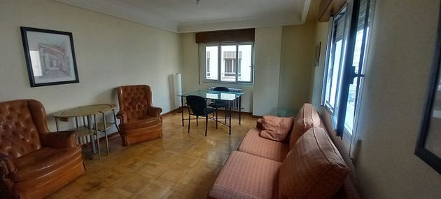 Foto 2 de Pis en lloguer a calle María Auxiliadora de 3 habitacions amb mobles i balcó
