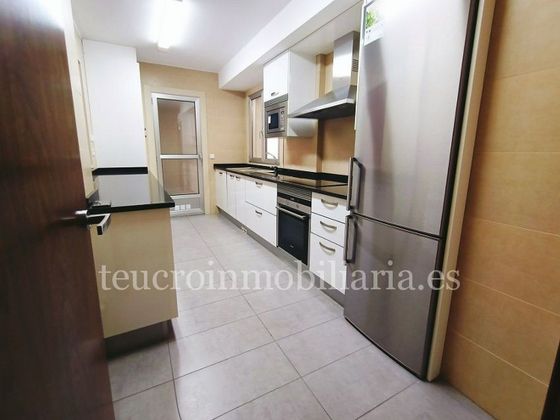 Foto 2 de Pis en venda a calle Rosalía de Castro de 2 habitacions amb garatge i calefacció