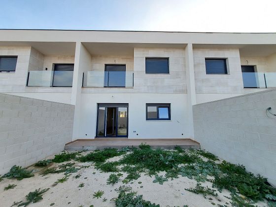 Foto 2 de Casa adossada en venda a Yuncos de 3 habitacions amb terrassa i garatge