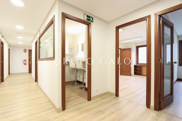 Foto 2 de Alquiler de oficina en Praza España - Casablanca con terraza y ascensor