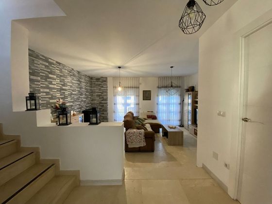 Foto 2 de Casa adossada en venda a Alfoz de Quintanadueñas de 5 habitacions amb piscina i garatge