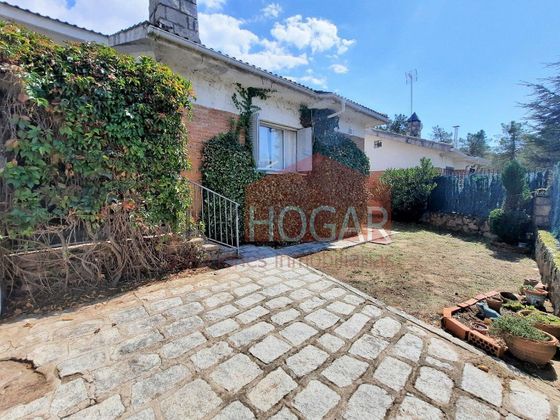 Foto 1 de Casa en venda a Navalperal de Pinares de 3 habitacions amb terrassa i jardí