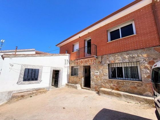 Foto 1 de Casa en venda a Santa Cruz de Pinares de 3 habitacions amb balcó i calefacció