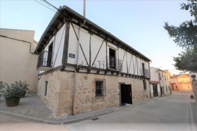 Foto 1 de Casa adossada en venda a Nava de Roa de 6 habitacions amb garatge i jardí