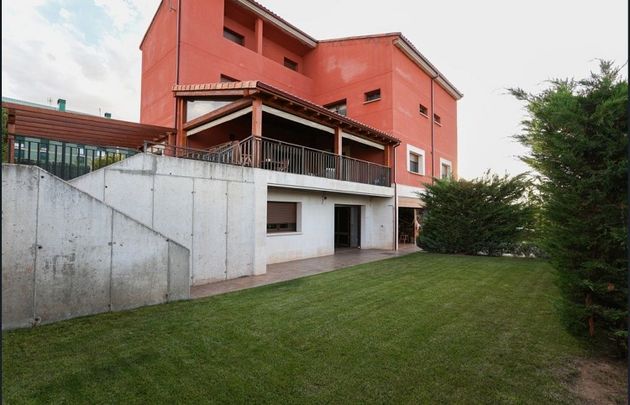 Foto 1 de Casa en venta en Valdorros de 5 habitaciones con terraza y garaje