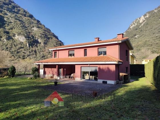 Foto 1 de Casa en venda a Santo Adriano de 3 habitacions amb terrassa i garatge