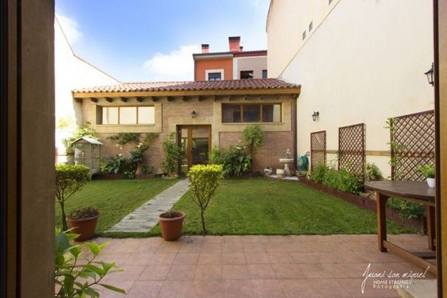 Foto 2 de Casa adossada en venda a Santo Domingo de la Calzada de 8 habitacions amb terrassa i garatge