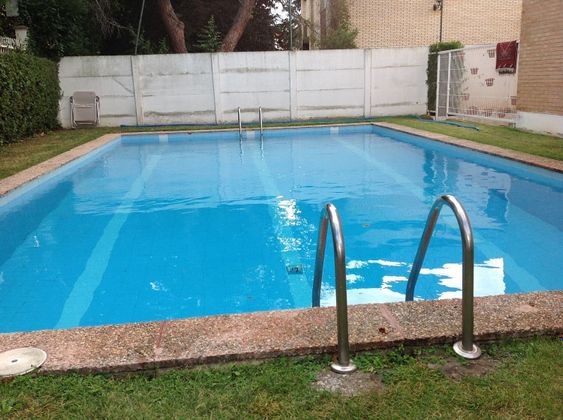 Foto 1 de Casa adossada en venda a Santo Domingo de la Calzada de 6 habitacions amb piscina i garatge