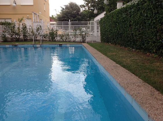 Foto 2 de Casa adossada en venda a Santo Domingo de la Calzada de 6 habitacions amb piscina i garatge