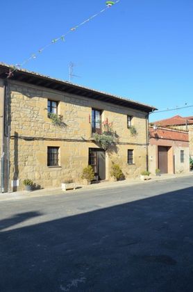 Foto 1 de Casa en venta en Baños de Rioja de 6 habitaciones con terraza y garaje