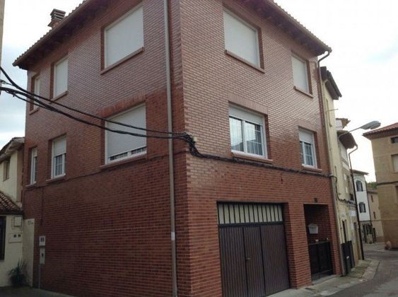 Foto 1 de Casa en venta en Castañares de Rioja de 4 habitaciones con terraza y garaje