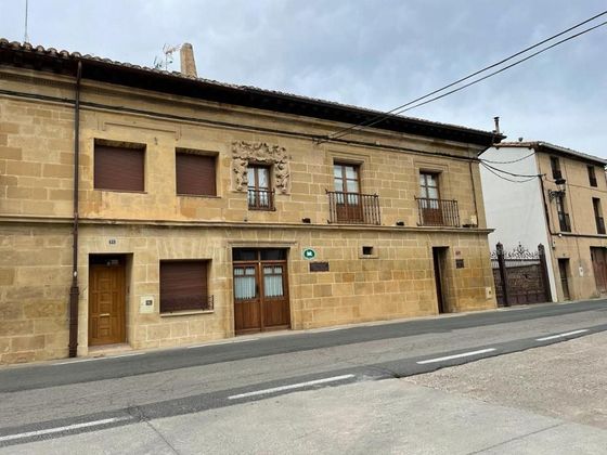 Foto 1 de Casa en venta en Castañares de Rioja de 7 habitaciones con terraza y jardín