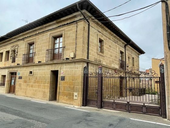 Foto 2 de Casa en venta en Castañares de Rioja de 7 habitaciones con terraza y jardín