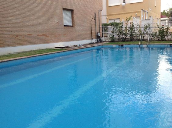 Foto 2 de Casa adosada en venta en Santo Domingo de la Calzada de 6 habitaciones con terraza y piscina