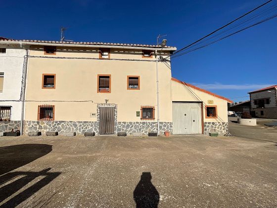 Foto 1 de Casa adossada en venda a calle De Abajo de 5 habitacions amb garatge i jardí
