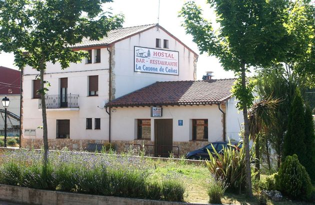 Foto 2 de Casa adossada en venda a Cañas de 8 habitacions amb terrassa i garatge