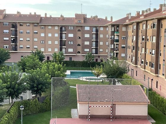Foto 2 de Piso en venta en Santo Domingo de la Calzada de 3 habitaciones con terraza y piscina