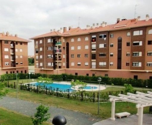 Foto 1 de Piso en venta en Santo Domingo de la Calzada de 3 habitaciones con terraza y piscina
