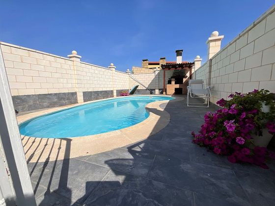 Foto 2 de Casa adossada en venda a carretera De Haro de 3 habitacions amb terrassa i piscina