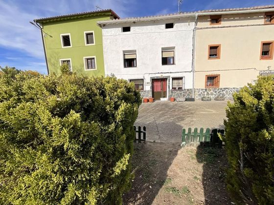 Foto 2 de Casa adossada en venda a Redecilla del Campo de 4 habitacions amb jardí