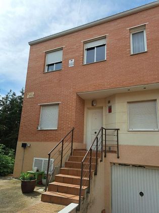 Foto 1 de Casa adossada en venda a Alovera de 4 habitacions amb garatge i balcó